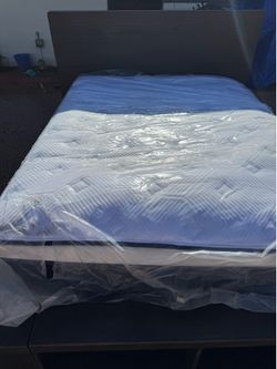 Cama queen de madera muy  buena espacios en Los 3 lados