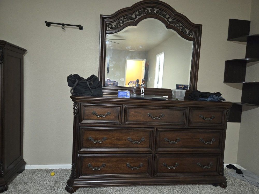 Bedroom Set 4pcs Plus Mirror 2 Night Stand Included