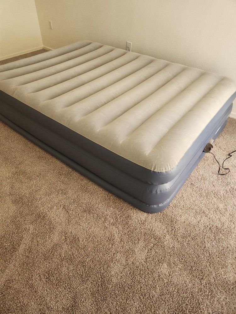 Queen Air Mattress w/built-in pump (original owner) 