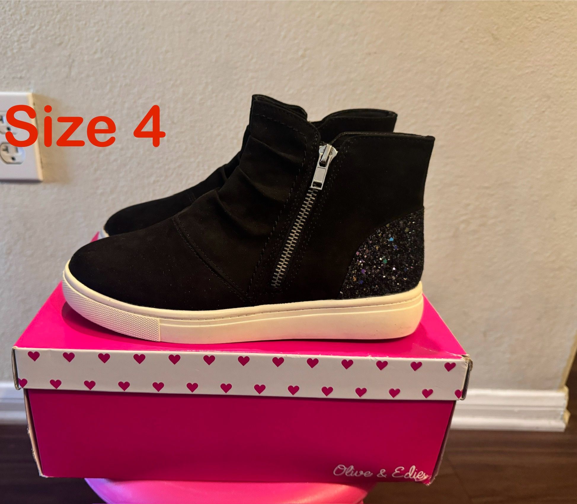 New Olive & Eddie Short Black Boots Size 4