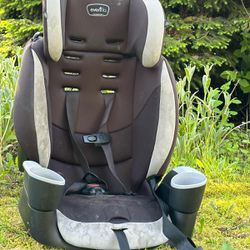 Car seat for sale! Expires in 2025. Only $10 