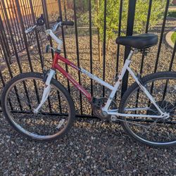 Mountain Bike, 12-speed, 26-in Tires, 18-in Frame, New Seat