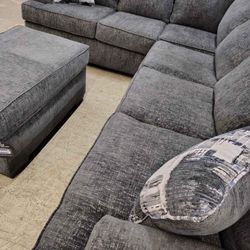Sectional couch with pillows 