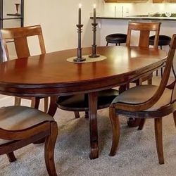 Very nice Dining room table with 6 chairs. $500