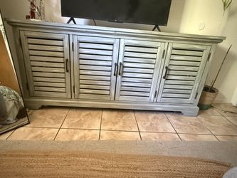 6’x15”x32” entertainment center/dresser