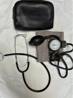 Omron Tru-Gage Blood Pressure Cuff Kit & Stethoscope with Case never used.
