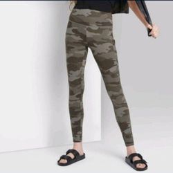 Wild Fable womens Camo legging size small Stretchy side pockets