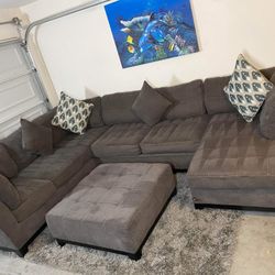 Like New Living Spaces Charcoal Gray 3pc Sectional sofa Ottoman Free Delivery for Sale in Las Vegas NV OfferUp