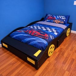 Cama de niño con colchon incluido y mesa