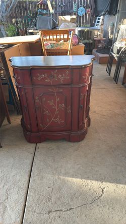 Cabinet with two side cabinets