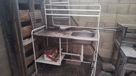 FREE Temporary sink setup good condition just dirty free needs to be out of here by 5:00 a.m. Wednesday morning both pick up is coming
