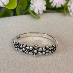 Flower Ring 💍 925 Sterling Silver Size 8