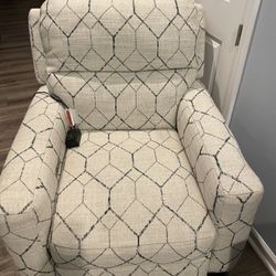 Electric Recliner from Havertys .  Original $1200 .  1 Year Old