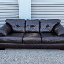 Beautiful Brown Leather Couch! 🚚 ***Free Delivery***  