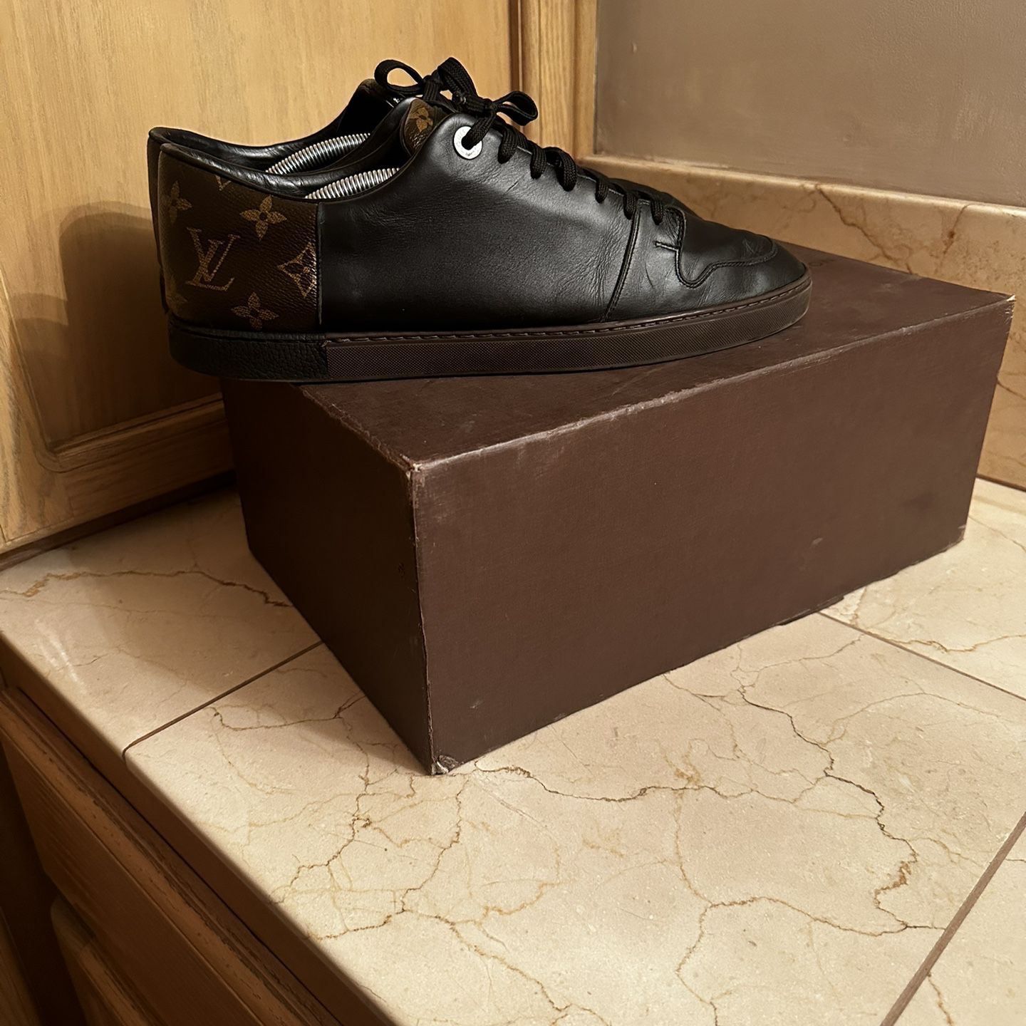 Louis vuitton men shoes 9.5 for Sale in Phoenix, AZ - OfferUp