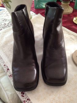 Bass ankle boots sz 8 1/2