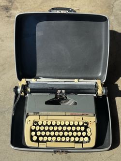 Smith-Corona Classic 12 Portable Typewriter with Case