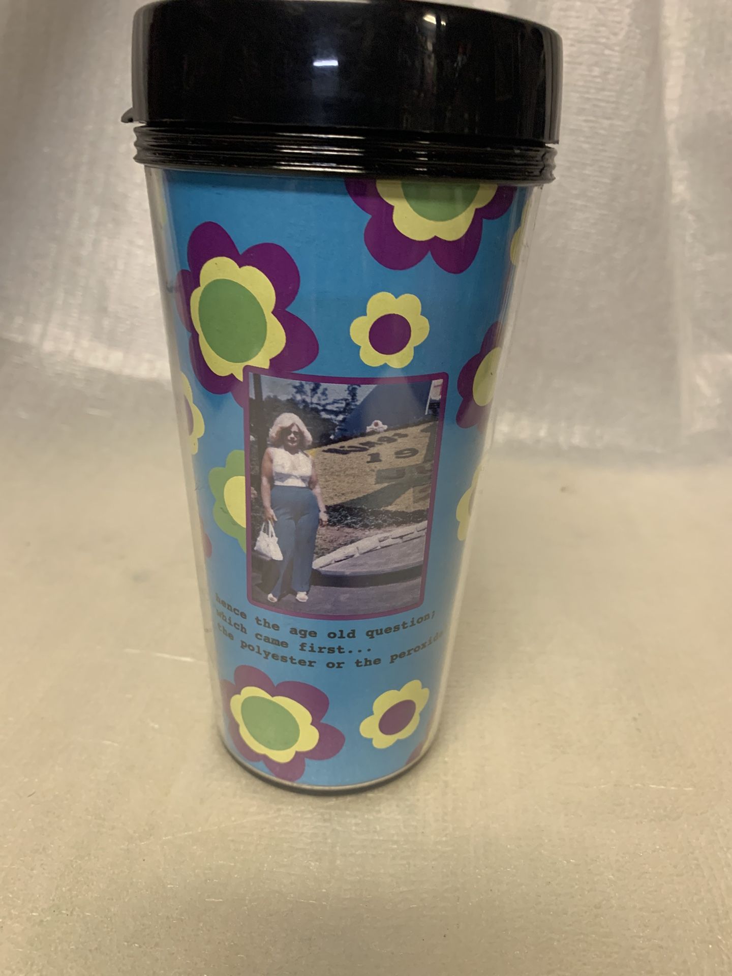 travel mug with retro design flowers & photograph of a woman Multicolored