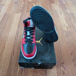 Jordan 1 Mid Chicago Black Toe Size 6y