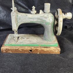 Vintage Antique Miniature Sewing Machine Display Piece