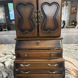 Musical vintage jewelry chest