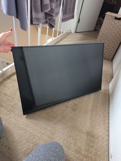 39" TV w/ Wall Mount