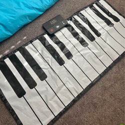 FAO Schwarz giant floor keyboard dance on piano mat