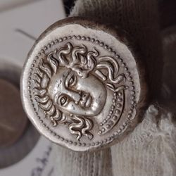 ** RARE ART NOVELTY** ANCIENT GREEK COIN THEBES BOEOTIAN SHIELD AMPHORA 325 BC. ( SILVER PLATED 18 GR )



