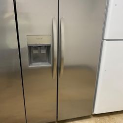 New Open Box Frigidaire Refrigerator Side By Side With Ice Maker And Water Dispenser 