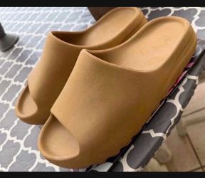 Men's Yeezy Slides Size 12 in excellent condition $75 FIRM
