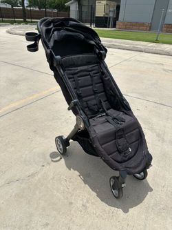 Folding stroller. City tour by baby jogger.