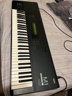 Korg m1 keyboard with 1 card