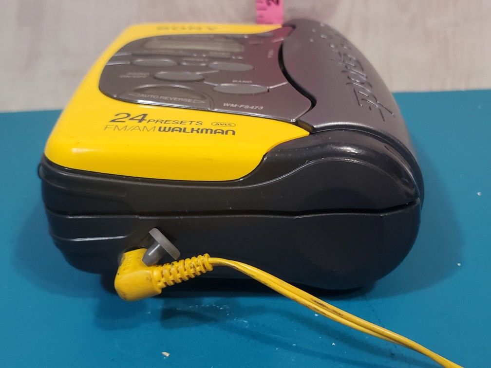 @CHV. VINTAGE  WMFS473 WALKMAN SPORTS CASSETTE PLAYER FOR PARTS OR REPAIR Collectibles