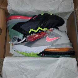 Lebrons 18 Low Bugs vs Marvin Basketball Shoes