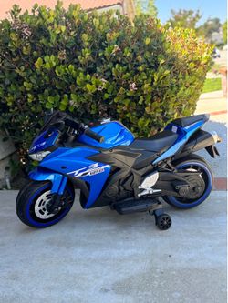 Kids ride on electric motorcycle