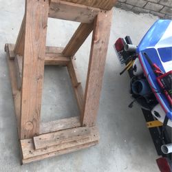 Outboard stand with wheels