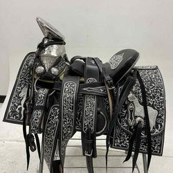 Montura charra bordada con herraje y fuste plateado