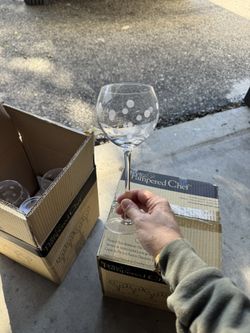 Pampered Chef Frosted Dots Stemware. Set of 8