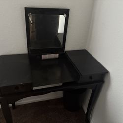 Vanity Table With Mirror 
