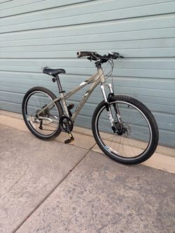 GIANT IGUANA MOUNTAIN BIKE 26” Wheels
