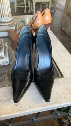 STUART Weitzman heels flat black 6 1/2 fit like 7 good condition.