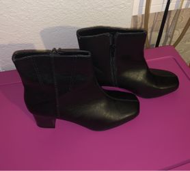 Black Shoes - New - Size 6 Wide