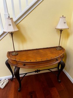 Accent table with 2 lamp shades