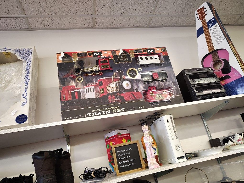 https://offerup.com/redirect/?o=Ri5hLm8uc2Nod2Fyeg==.34 Piece Motorized Train Set.