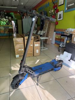 1000 W ELECTRIC SCOOTER OFF ROAD 25MPH- 40 MILES RANGE. CAP. 330LBS