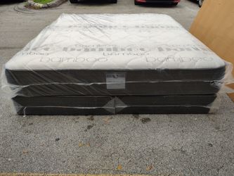 NEW MATTRESS KING SIZE PLUSH WITH BOX SPRING