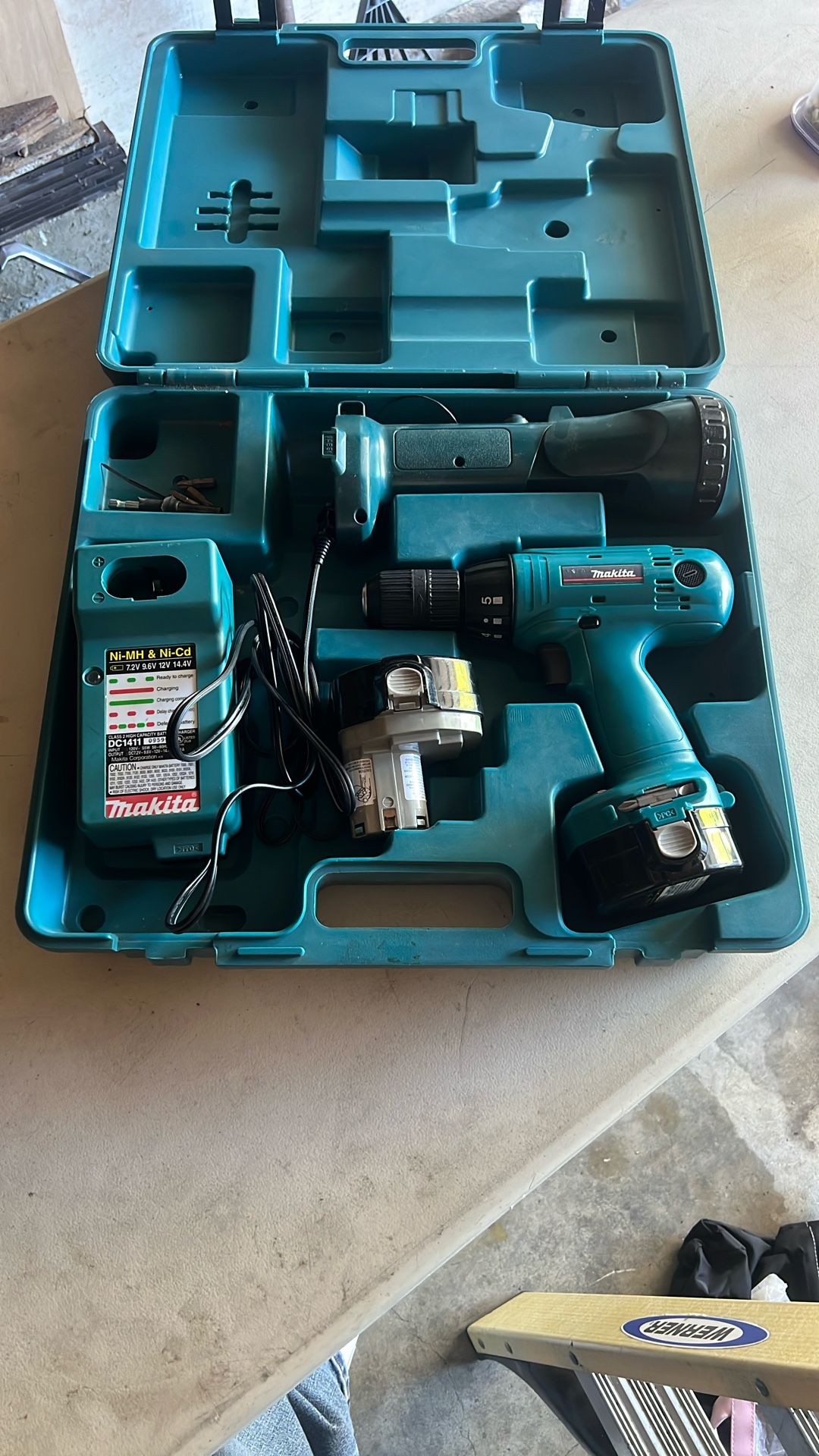 Makita Drill And Flashlight Set