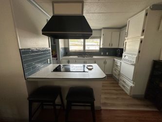 Traila recién remodelada gabinetes nuevos, baños con cerámica ,  laundry ,baflash en la Cosina y en los lavamanos  con lavamanos de piedra