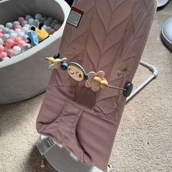 BabyBjörn Bouncer Bliss, Dusty Pink, Woven, Petal Quilt | 2-in-1 Adjustable Baby Bouncer Seat and Toddler Chair, Newborn to Toddler (8-29 lbs), 