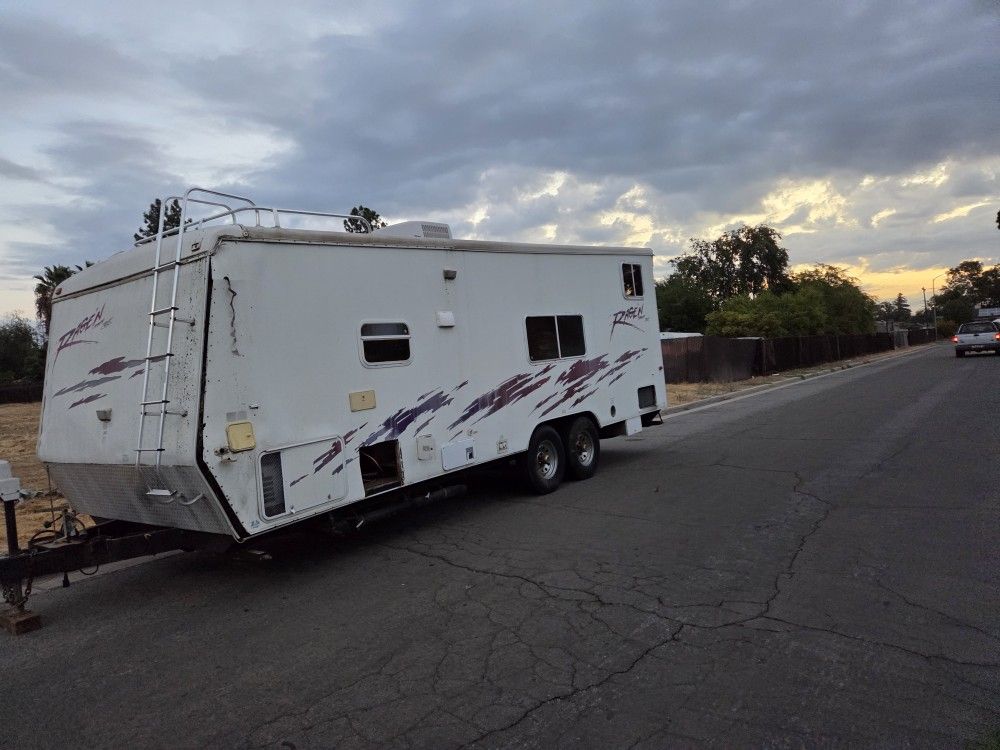 2005 Toy Hauler needs Work